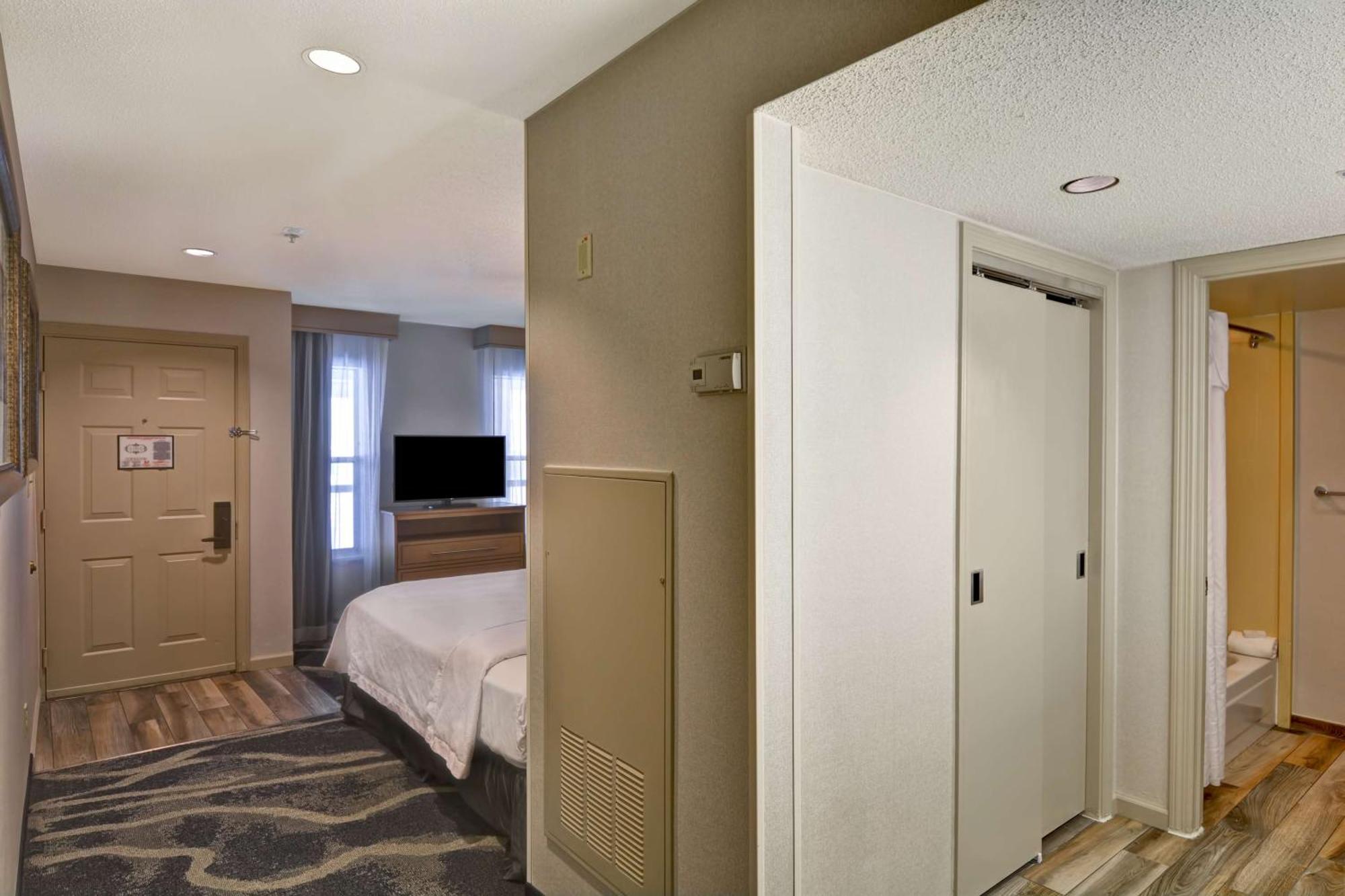Homewood Suites By Hilton Windsor Locks Hartford Exterior photo