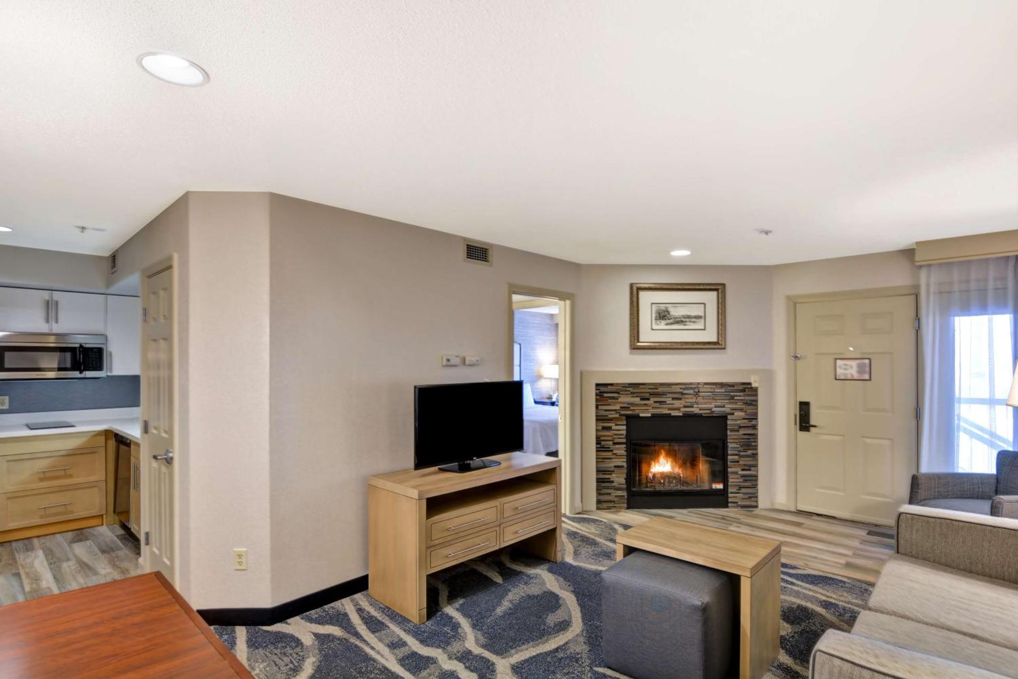 Homewood Suites By Hilton Windsor Locks Hartford Exterior photo