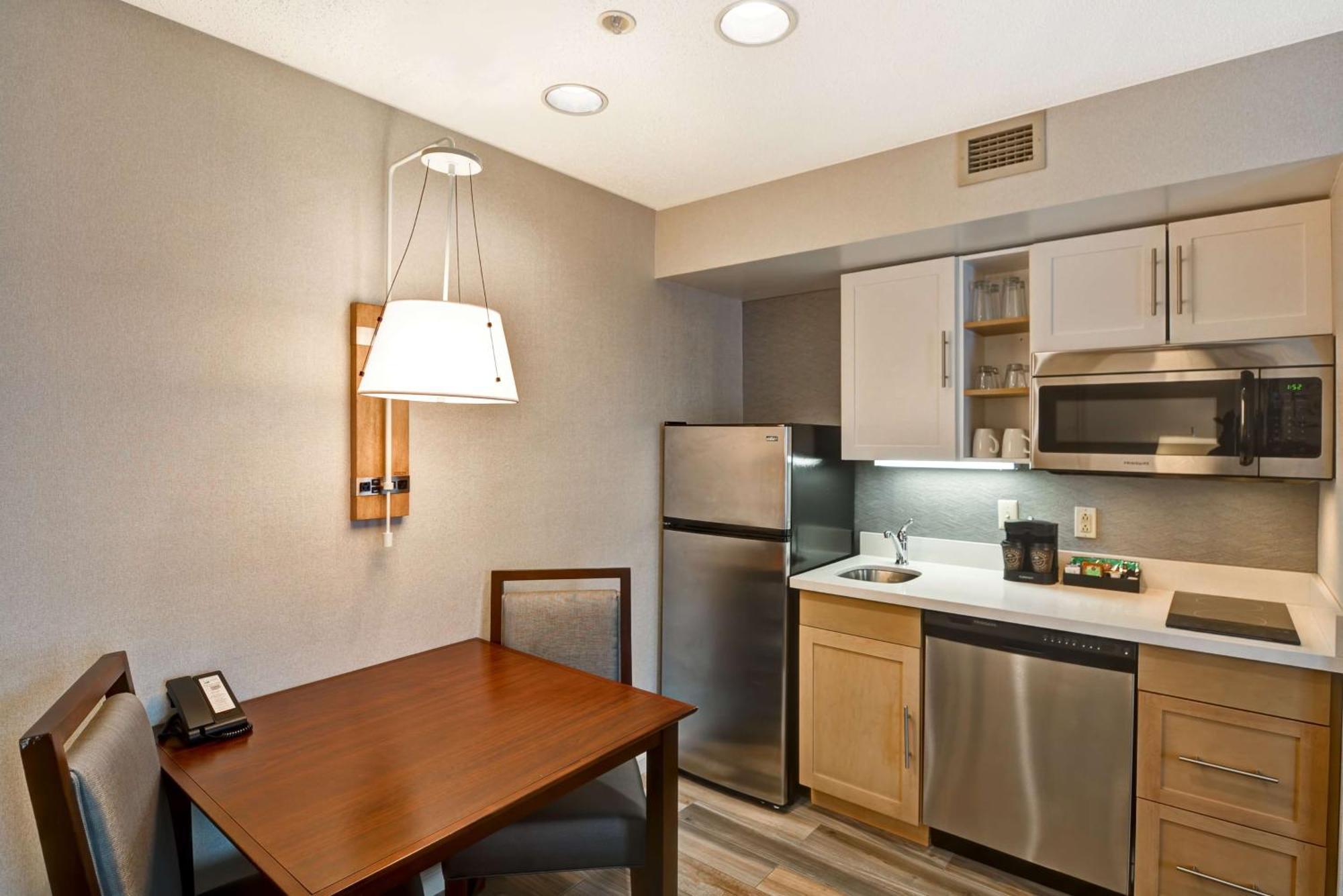 Homewood Suites By Hilton Windsor Locks Hartford Exterior photo