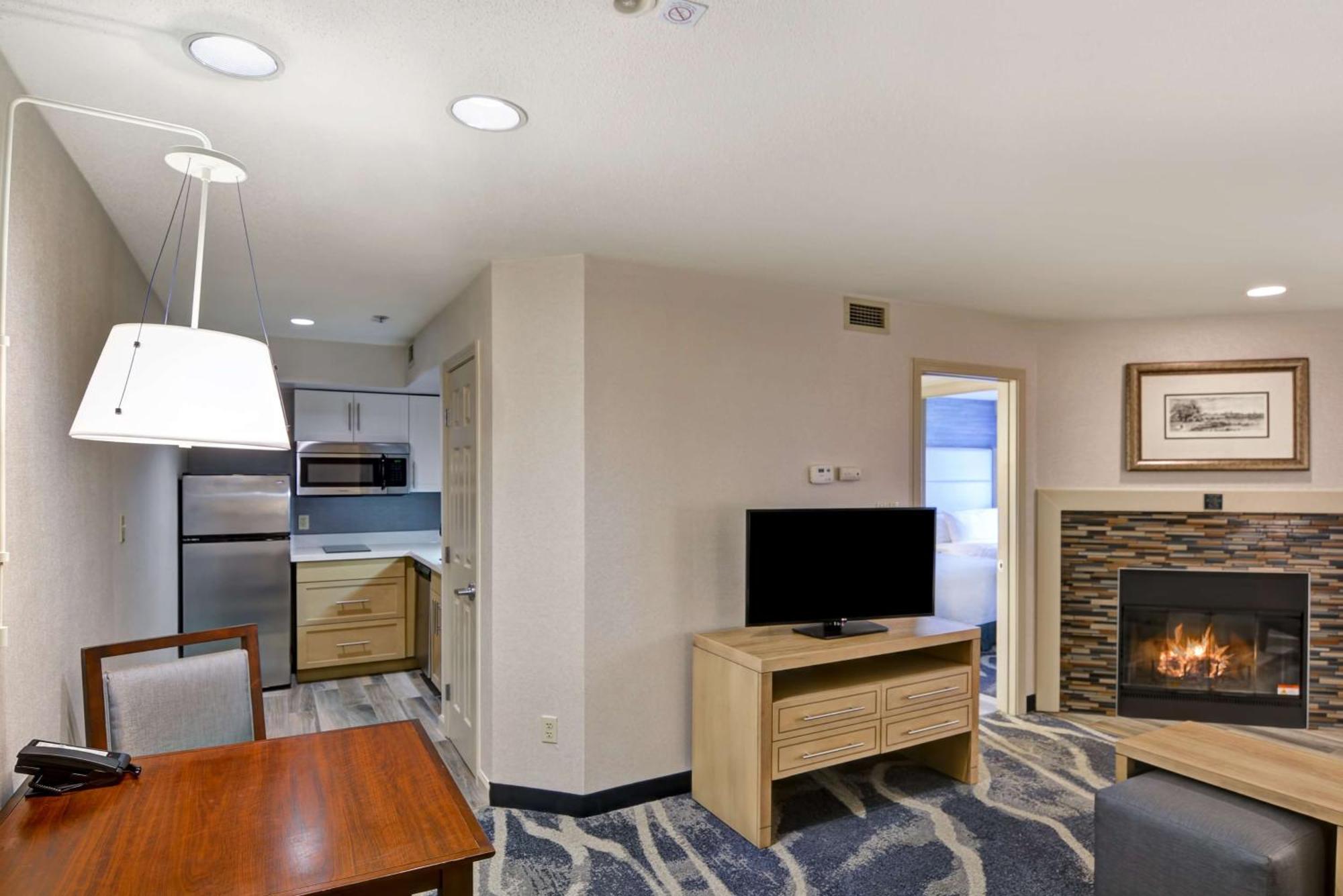 Homewood Suites By Hilton Windsor Locks Hartford Exterior photo