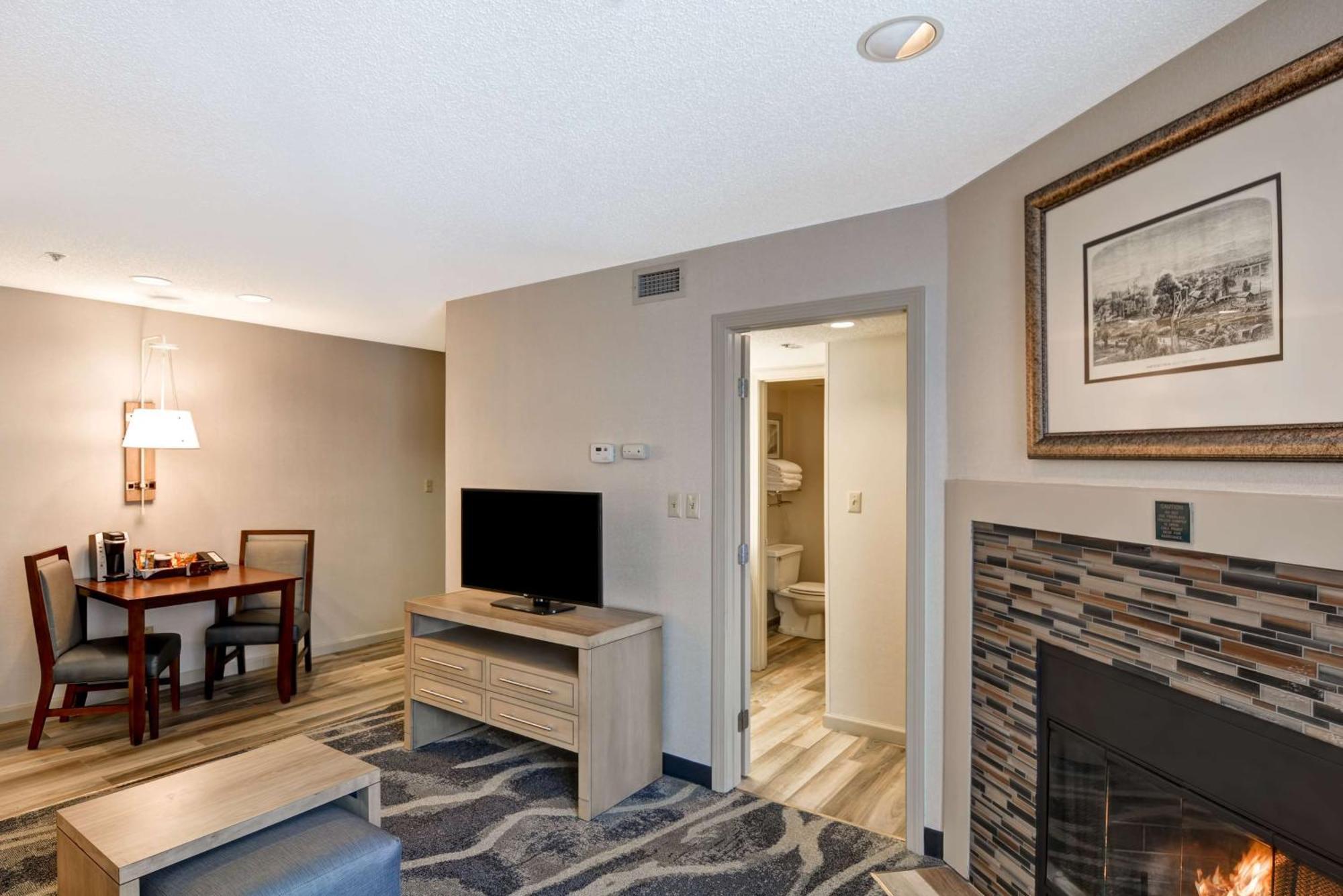 Homewood Suites By Hilton Windsor Locks Hartford Exterior photo