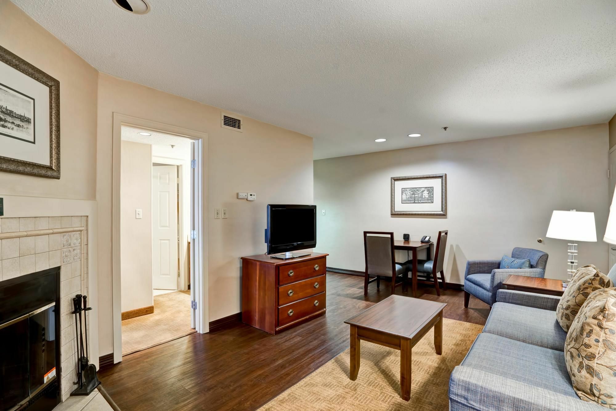 Homewood Suites By Hilton Windsor Locks Hartford Exterior photo